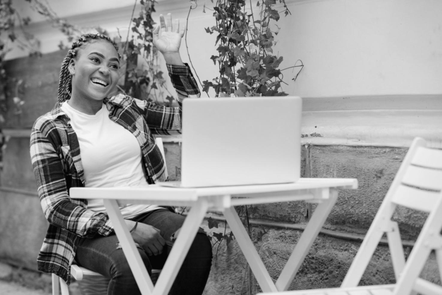 Équipe de consultants financiers travaillant sur des stratégies budgétaires