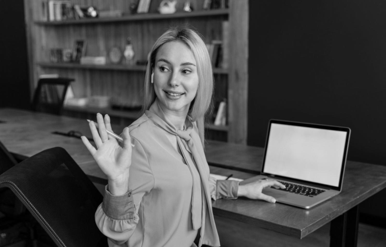 Espace de travail professionnel avec documents budgétaires et outils de planification financière